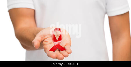 Mano con red aids hiv o nastro di sensibilizzazione Foto Stock