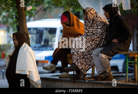 Berlino, Germania. 09oct, 2015. I rifugiati di attendere per la registrazione e l'assegnazione di un posto per dormire nei locali dell'ufficio dello stato di salute e il benessere degli animali (LaGeSo) di Berlino, Germania, 09 ottobre 2015. Foto: Kay Nietfeld/dpa/Alamy Live News Foto Stock