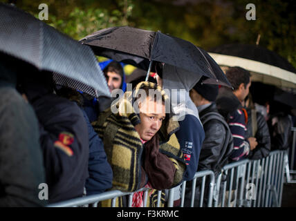 Berlino, Germania. 09oct, 2015. I rifugiati di attendere per la registrazione e l'assegnazione di un posto per dormire nei locali dell'ufficio dello stato di salute e il benessere degli animali (LaGeSo) di Berlino, Germania, 09 ottobre 2015. Foto: Kay Nietfeld/dpa/Alamy Live News Foto Stock