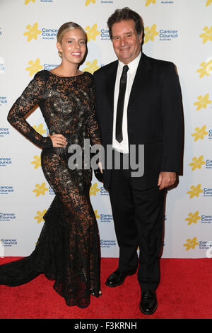 Sydney, Australia. 9 ottobre 2015. Fashion blogger e modello Natasha Oakley arriva sul tappeto rosso al Cancer Council Australia Smeraldi & Ivy palla a Sydney Town Hall. Credito: Richard Milnes/Alamy Live News Foto Stock