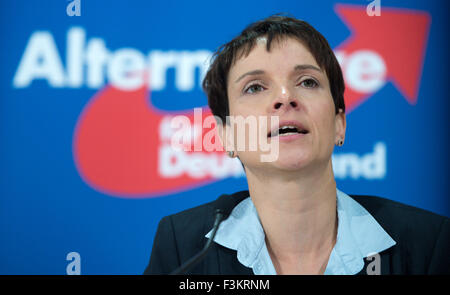 Berlino, Germania. 09oct, 2015. Frauke Petry, sedia federale del partito alternativa für Deutschland (AfD, lit. Alternativa per la Germania) parla di status di rifugiato e di politiche in materia di migrazione nel corso di una conferenza stampa a Berlino (Germania), 09 ottobre 2015. Foto: Bernd von Jutrczenka/dpa/Alamy Live News Foto Stock