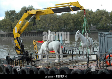 Londra, UK, 18 ottobre 2015, "l'alta marea " sculture di cavalli nel Tamigi sono rimossi. Scolpito da scultore subacqueo Jason deCaires Taylor sono stati commissionati a rappresentare il ruolo svolto dal fiume nella vita della città. La scultura vengono sommerse come la marea arriva a. Gli arroganti imprenditori sui cavalli rappresentano l'utilizzo di masse di risorse naturali e i figli il futuro che ha a convivere con le conseguenze. Credito: JOHNNY ARMSTEAD/Alamy Live News Foto Stock