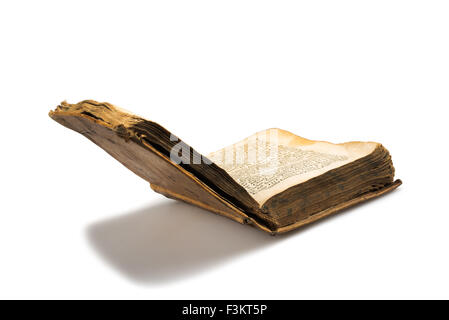 Vecchio libro aperto isolata su sfondo bianco Foto Stock