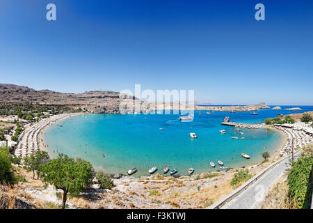 Il villaggio di Lindos con una bella baia, il castello medievale e pictursque case su una collina è la stella di Rodi, Grecia. Foto Stock