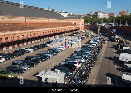 Parcheggio auto a Atocha in treno o in stazione ferroviaria Madrid Spagna Foto Stock