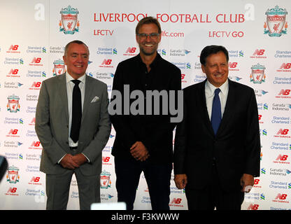 Anfield, Liverpool, Regno Unito. 09oct, 2015. Jurgen Klopp scoprimento. Jurgen Klopp pone con Tom Werner, Liverpool FC presidente (sinistra) e Ian Ayre, Liverpool FC chief executive officer (destra) prima di oggi della conferenza stampa ad Anfield. Klopp, ex manager del Borussia Dortmund, è stato nominato su un contratto di tre anni. Credito: Azione Sport Plus/Alamy Live News Foto Stock