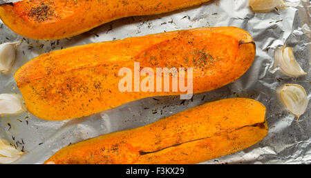 Arrosto di zucca condita con aglio e pepe ed erbe aromatiche Foto Stock