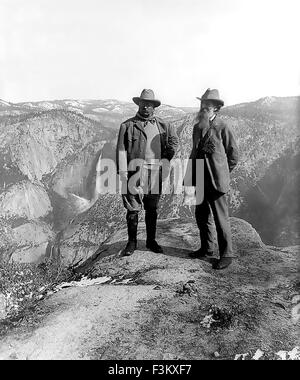 JOHN MUIR pioneer conservazionista a destra con il presidente statunitense Theodore Roosevelt sul ghiacciaio Punto nel Parco Nazionale di Yellowstone nel 1906. Il Parco Nazionale di Yosemite Falls sono in background. Foto Underwood e sottobosco Foto Stock