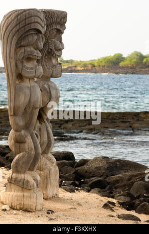 Pu'uhonua O Honaunau National Historic Park, Hale O Keawe tempio ricostruito con sculture in legno, Sud Costa di Kona, Big Island. Foto Stock