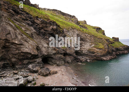 L'ingresso alla grotta di Merlin sotto le rovine del castello di Tintagel Cornwall Inghilterra REGNO UNITO Foto Stock