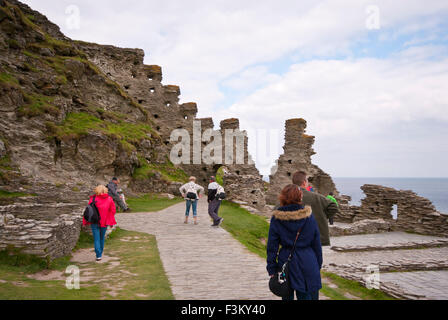 I turisti tra le rovine del castello di Tintagel Cornwall Inghilterra REGNO UNITO Foto Stock