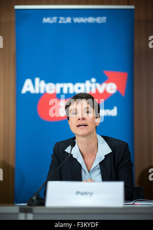 Berlino, Germania. 09oct, 2015. Frauke Petry, sedia federale del partito alternativa für Deutschland (AfD, lit. Alternativa per la Germania) parla di status di rifugiato e di politiche in materia di migrazione nel corso di una conferenza stampa a Berlino (Germania), 09 ottobre 2015. Foto: Bernd von Jutrczenka/dpa/Alamy Live News Foto Stock