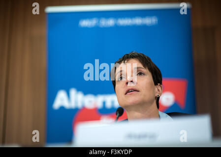 Berlino, Germania. 09oct, 2015. Frauke Petry, sedia federale del partito alternativa für Deutschland (AfD, lit. Alternativa per la Germania) parla di status di rifugiato e di politiche in materia di migrazione nel corso di una conferenza stampa a Berlino (Germania), 09 ottobre 2015. Foto: Bernd von Jutrczenka/dpa/Alamy Live News Foto Stock