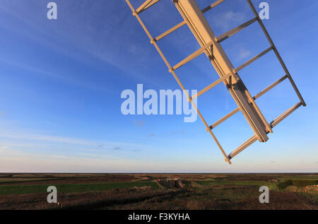 Vista attraverso le paludi a Cley-next-il-mare da Cley windmill sulla Costa North Norfolk. Foto Stock