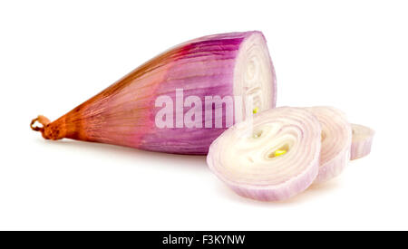 Fette di banana scalogno cipolla su bianco Foto Stock