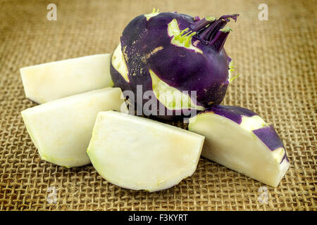 Viola il cavolo rapa fettine su tela di Hesse sfondo Foto Stock
