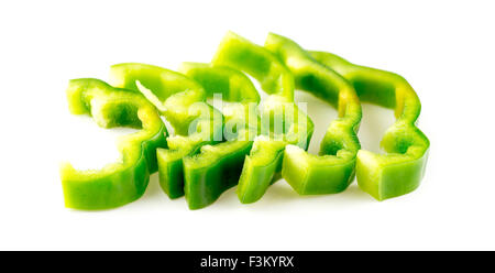 Organici di fette di peperone verde isolato su bianco Foto Stock