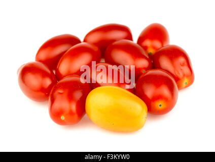 Gruppo di ripe rosso e oro pomodori uva isolata contro bianco Foto Stock