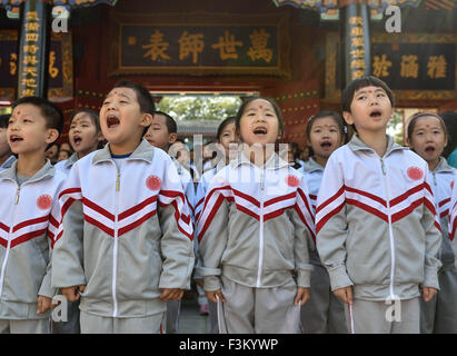 Pechino, Cina. 9 Ott, 2015. Gli alunni di Fuxue Hutong Scuola Primaria assistere ad una cerimonia di ingresso presso la Sala Dacheng del tempio confuciano di Pechino, capitale della Cina, il 9 ottobre, 2015. Un ingresso tradizionale cerimonia si è svolta presso la scuola di venerdì. Fondata nel 1368, Fuxue Hutong Primary School è una scuola moderna caratteristica della cultura tradizionale cinese ed è anche una scuola con Tempio confuciano conservati fin dai tempi antichi. © Luo Xiaoguang/Xinhua/Alamy Live News Foto Stock