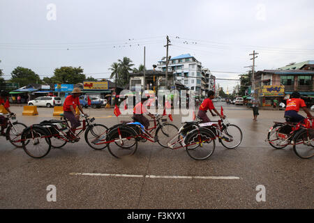 (151009) -- YANGON, il 9 ottobre, 2015 (Xinhua) -- i sostenitori del Myanmar il partito di opposizione della Lega nazionale per la democrazia (NLD) riding NLD bandiera-decorate trishaws prendere parte in una campagna di rally per il prossimo novembre 8 elezioni generali in Yangon, Myanmar, Ottobre 9, 2015. Dei 1.130 NLD candidati, 318 saranno in concorrenza per i sedili con la Casa dei Rappresentanti (Casa inferiore), 163 con la casa di nazionalità (Upper House), 620 con la regione o lo Stato europeo e 29 con rappresentanti di etnia. (Xinhua/U Aung)(azp) Foto Stock