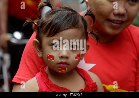 Yangon, Myanmar. 9 Ott, 2015. Una ragazza con adesivi del Myanmar il partito di opposizione della Lega nazionale per la democrazia (NLD) bandiere sul suo viso prende parte a una campagna di rally per il prossimo novembre 8 elezioni generali in Yangon, Myanmar, Ottobre 9, 2015. Dei 1.130 NLD candidati, 318 saranno in concorrenza per i sedili con la Casa dei Rappresentanti (Casa inferiore), 163 con la casa di nazionalità (Upper House), 620 con la regione o lo Stato europeo e 29 con rappresentanti di etnia. © U Aung/Xinhua/Alamy Live News Foto Stock