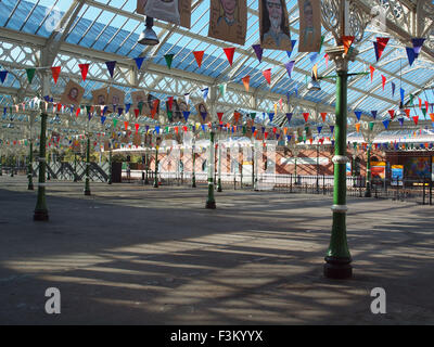 Newcastle Upon Tyne, 9 ottobre 2015, UK Meteo. Tempo equo illuminare l'interno del grado-11 elencati, Tynemouth Stazione della metropolitana situata sulle rive del fiume Tyne. Credito: James Walsh Alamy/Live News Foto Stock