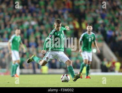 Belfast, Regno Unito. 8 Ottobre, 2015. Irlanda del Nord il capitano Steven Davis durante UEFA EURO 2016 match di qualificazione tra Irlanda del Nord e Grecia a Windsor Park, Belfast Credit: Andrew Paton/Alamy Live News Foto Stock