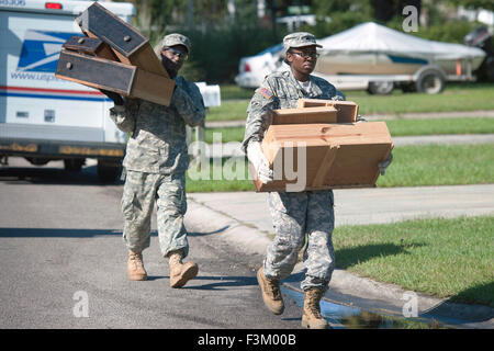 Carolina del Sud, Stati Uniti d'America. 8 Ottobre, 2015. Carolina del Sud Esercito Nazionale soldati di guardia aiutare con la pulizia dopo le inondazioni massiccia Ottobre 8, 2015 in Summerville, Carolina del Sud. Foto Stock