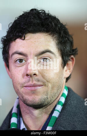 Belfast, Regno Unito. 8 Ottobre, 2015. Rory McIlroy al Windsor Park di Belfast, durante UEFA EURO 2016 match di qualificazione tra Irlanda del Nord e Grecia Credito: Andrew Paton/Alamy Live News Foto Stock