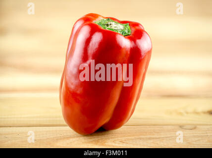 Paffuto, succosa di capsicum rosso sul pannello di legno Foto Stock