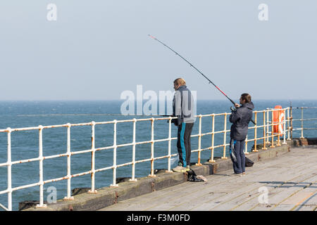 Pesca al largo molo Ovest a Whitby, North Yorkshire, Inghilterra Foto Stock