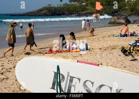 Hapuna Beach, uno dei 100 migliori spiagge del mondo come classificato da alcune delle guide turistiche. Big Island. Hawaii. Stati Uniti d'America. Ragazzo con un Foto Stock