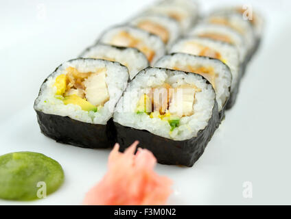 Primo piano della impanato e fritto di pollo con avocado rotoli di sushi con zenzero e wasabi Foto Stock