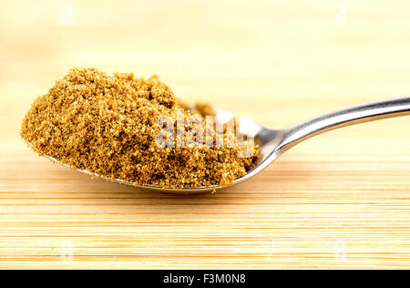 Macro closeup di macinato di semi di cumino in cucchiaio Foto Stock