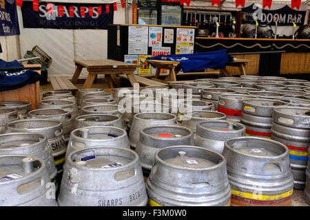 Carichi, molti, fusti, gran numero di real ale barili di birra in marque barche inizia start Yacht Racing, lato terra intrattenimenti, bande, Yacht Club scene, 2015, Cowes Week, Isle of Wight, England, Regno Unito Foto Stock