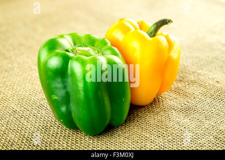 Verde e peperoni gialli su rustiche hessian sacco di tela Foto Stock