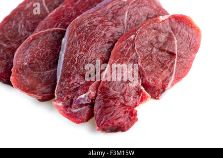 Studio shot di materie rosso bistecche di carne isolata contro uno sfondo bianco Foto Stock