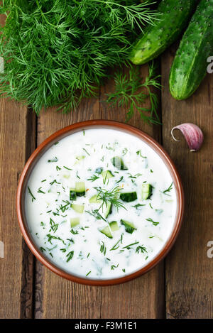 Tarator e la zuppa di verdure fresche sulla tavola rusic, vista dall'alto Foto Stock