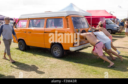 Vw camper van essendo spinto da avviare a van mostrano Portsmouth Foto Stock