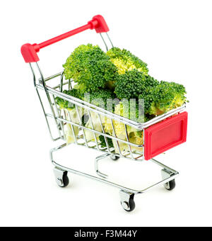 Broccoli gigante grappoli nel mercato negozio shopping cart isolati su sfondo bianco Foto Stock