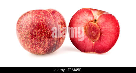 Pluot albicocca frutta prugne tagliate a metà con sementi Foto Stock