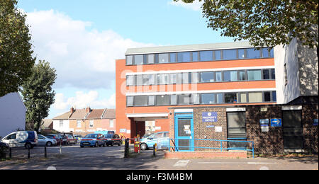 Fratton, Hampshire, Regno Unito. Il 9 ottobre, 2015. Stazione di polizia chiuso dopo la squadra volante Sposta in. Una infestazione di pulci ha forzato la chiusura di una stazione di polizia di alloggiamento della zona intera indagine penale team. Fratton stazione, in Kingston Crescent, è stato costretto a chiudere come la fumigazione. Tutti i detectives e personale investigativo sono stati spostati alla stazione precedentemente in questo anno e la chiusura li ha costretti a lavorare altrove. Credito: uknip/Alamy Live News Foto Stock