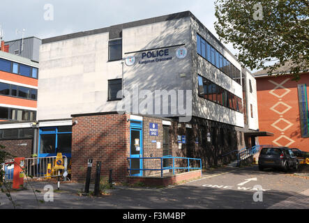 Fratton, Hampshire, Regno Unito. Il 9 ottobre, 2015. Stazione di polizia chiuso dopo la squadra volante Sposta in. Una infestazione di pulci ha forzato la chiusura di una stazione di polizia di alloggiamento della zona intera indagine penale team. Fratton stazione, in Kingston Crescent, è stato costretto a chiudere come la fumigazione. Tutti i detectives e personale investigativo sono stati spostati alla stazione precedentemente in questo anno e la chiusura li ha costretti a lavorare altrove. Credito: uknip/Alamy Live News Foto Stock