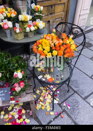 Le rose al di fuori del negozio di fiori a Parigi, Francia Foto Stock