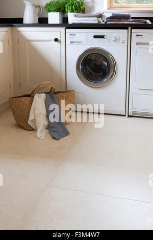 Cucina moderna area di utilità con Mandarin pavimento in pietra Foto Stock