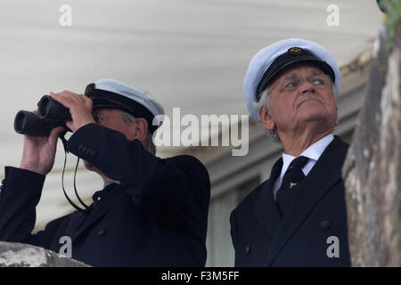 Il personale Racing la piattaforma Royal Yacht Squadron Yacht Racing, lato terra intrattenimenti, bande, Yacht Club scene, 2015, Cowes Week, Isle of Wight, England, Regno Unito Foto Stock