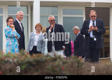 La gente sul prato Royal Yacht Squadron Yacht Racing, lato terra intrattenimenti, bande, Yacht Club scene, 2015, Cowes Week, Isle of Wight, England, Regno Unito Foto Stock