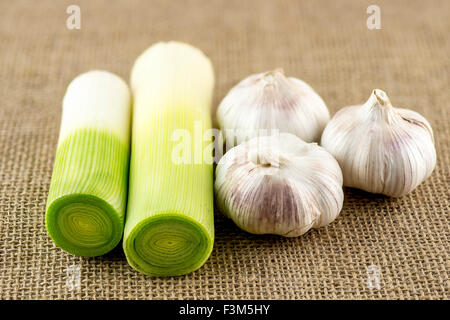 Fresco e salutare porro verde e bulbi di aglio Foto Stock