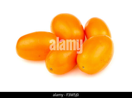 Gruppo di uva d'oro pomodori ciliegia isolato su bianco Foto Stock