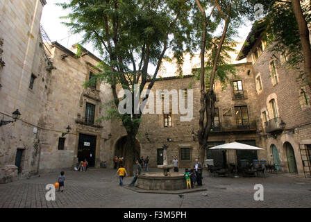 Sant Felip Neri quadrati, guerra civile segni, Quartiere Gotico di Barcellona, in Catalogna, Spagna, Europa. Nel Medioevo, Barcellona divenne la Ciutat Comtal (Conte il City) e la sua importanza politica è aumentata. Divenne la sede delle principali istituzioni politiche nel vecchio Catalogna e che ha favorito lo sviluppo del commercio, la quale a sua volta ha portato alla città per la crescita e l'espansione e la costruzione di alcuni magnifici gotico-edifici di stile. Foto Stock